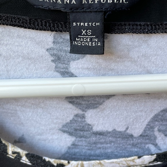 Banana Republic Printed Stretch Cotton Tee - XS - Picture 3 of 5